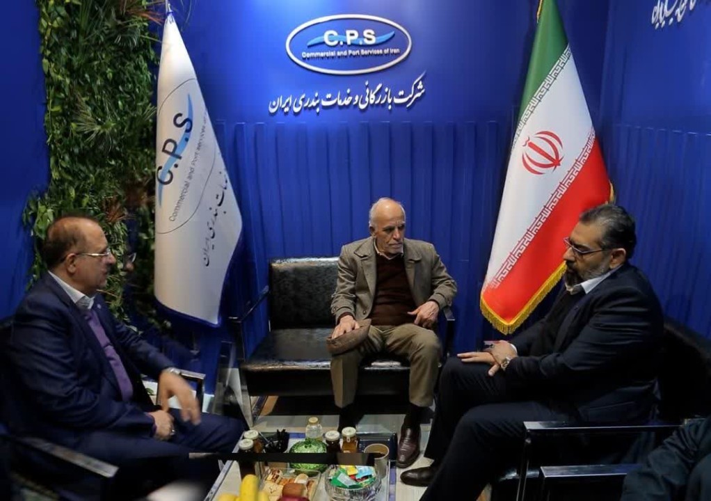 بازدید نماینده رئیس‌جمهور از غرفه شرکت بازرگانی و خدمات بندری ایران