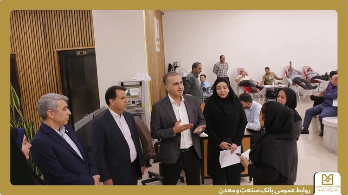 همزمان با آغاز هفته دولت انجام شد؛ استقرار واحد سیار انتقال خون در بانك صنعت و معدن